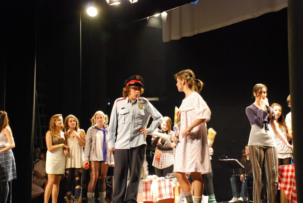 La 31a edició de la Mostra de Teatre tornarà a omplir, d’infants i joves, l’escenari de La Gorga 4 2011 Aixo es infernal 13 scaled