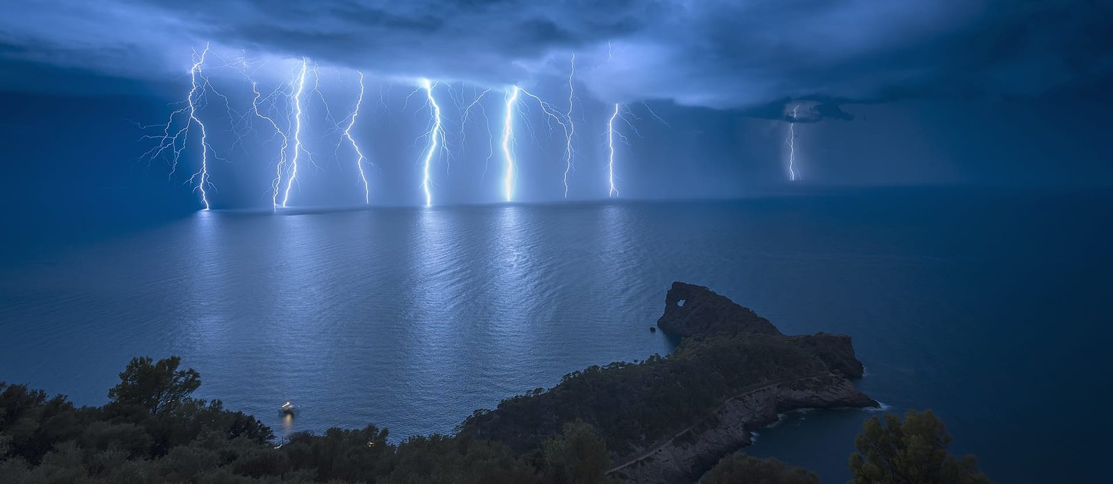 Nit de llamps a Sa Foradada © Marc Marco Ripoll. Premi Absolut MedFoto 2023